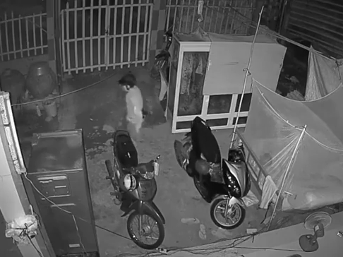Trộm vào đến tận giường vẫn phải tay không bỏ chạy, dân mạng tấm tắc : 'Nhà nhất định phải nuôi một con'