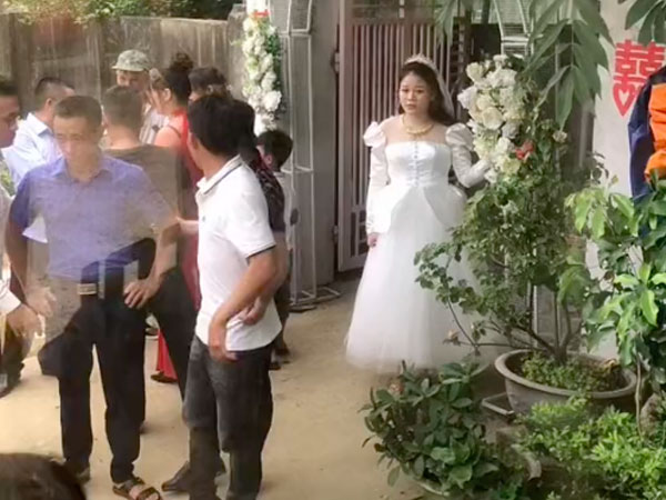 Xúc động cảnh cô dâu đứng nép mình một góc ở nhà chồng, nhìn người thân bên ngoại lên xe rời đi