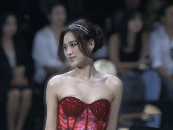 Lộ hàng trên sàn catwalk, Đỗ Hà xử lý thế nào mà bị cư dân mạng nói thiếu tinh tế?