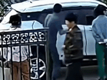 Bé trai bị mắc kẹt trong ôtô, ông ngoại lập tức 'tung cú đấm' giải cứu, cử chỉ sau đó càng 'xuýt xoa' hơn