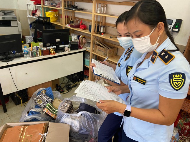 TPHCM: Đột kích kho mỹ phẩm, thực phẩm chức năng nghi nhập lậu trị giá hàng tỷ đồng