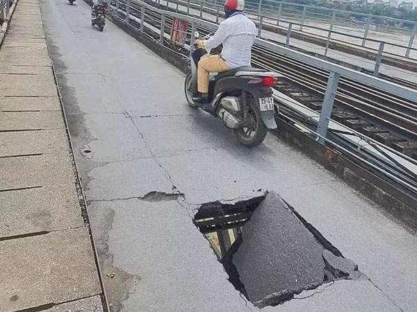 Nguyên nhân lỗ thủng lớn xuất hiện trên mặt cầu Long Biên