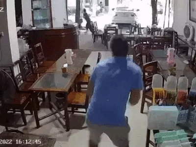 Clip: Xế sang đạp nhầm chân ga, lao như tên bắn vào nhà hàng