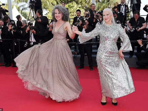Lão bà 77 tuổi Helen Mirren khiêu vũ trên thảm đỏ Cannes gây sốt ngày cuối