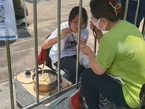 Xúc động hình ảnh ông bố vượt 200km tới cổng trường chỉ để nấu canh cho con gái