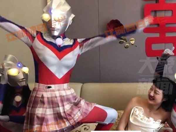 Cô dâu cười sặc sụa bởi sự xuất hiện của nhân vật đặc biệt trong ngày cưới: Ngày vui cả đời quá mãn nguyện!