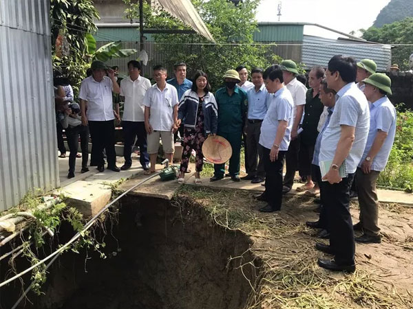 'Hố tử thần' xuất hiện hàng loạt: Hàng trăm người kéo vào công ty khai thác khoáng sản