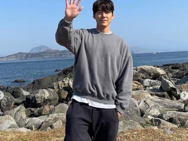 Kim Woo Bin tung ảnh mới hậu nghi vấn sắp kết hôn, nhan sắc 'cực phẩm', chỉ một nụ cười làm bừng sáng cả trường quay