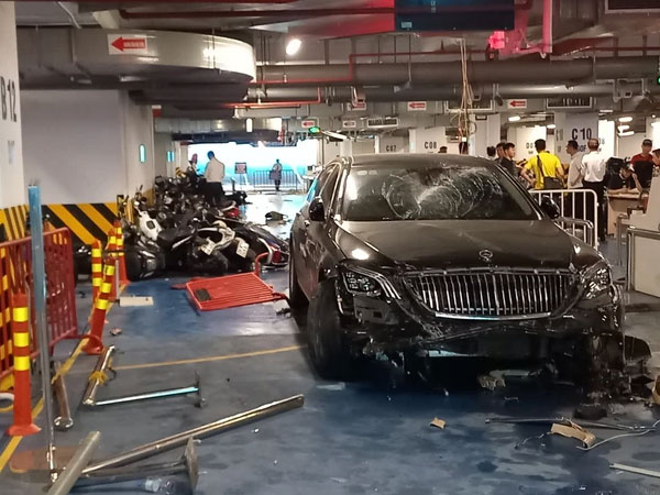 Ai chịu trách nhiệm vụ Mercedes Maybach tông hàng loạt xe trong hầm?