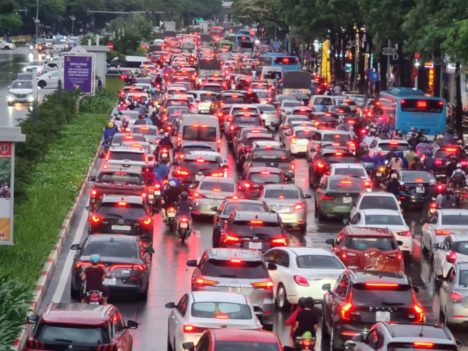 Phố Hà Nội thành sông, nghìn phương tiện chôn chân nhìn nước rút