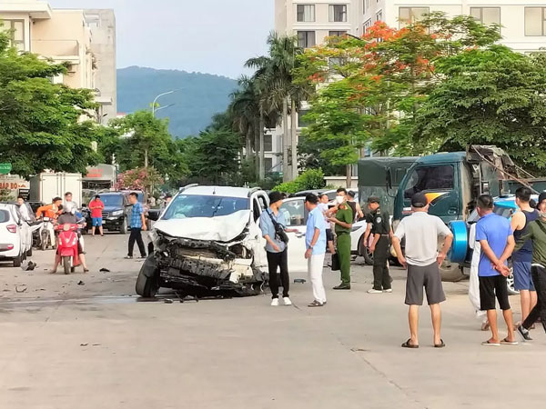 Tai nạn hi hữu: Hàng chục ô tô đỗ bên đường bị xe bán tải đâm toạc đầu