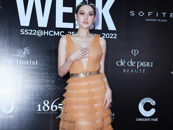 Thảm đỏ ngày 3 VIFW: Tiểu Vy đọ sắc lộng lẫy cùng Tường San