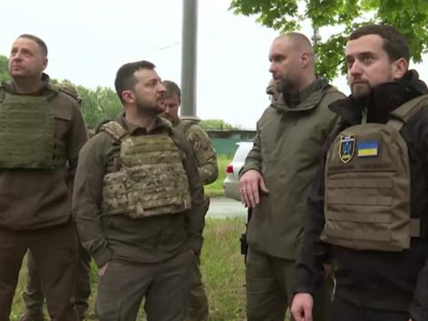 Video: TT Zelensky xuất hiện hiếm hoi trong lần thăm binh sĩ Ukraine ở Kharkiv