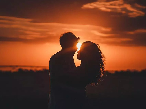 HOT: 'Phi công' nữ ca sĩ T. đình đám hóa ra là 'thánh ăn hàng Tinder'?