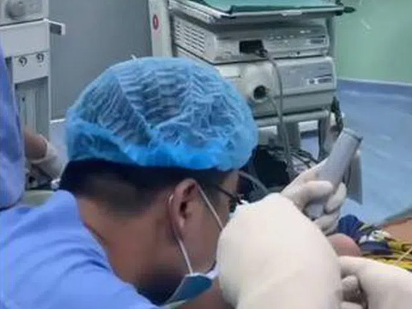 Hoảng hốt phát hiện con vắt dài 8cm ngọ nguậy trong đường thở bệnh nhi 6 tuổi
