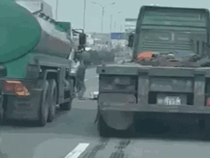 CLIP: Hãi hùng cảnh 2 tài xế container cầm dao chém tài xế xe ben ngay trên quốc lộ
