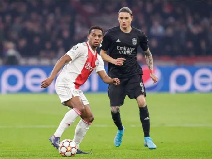 MU đón hai 'bom tấn', Liverpool mua Gnabry