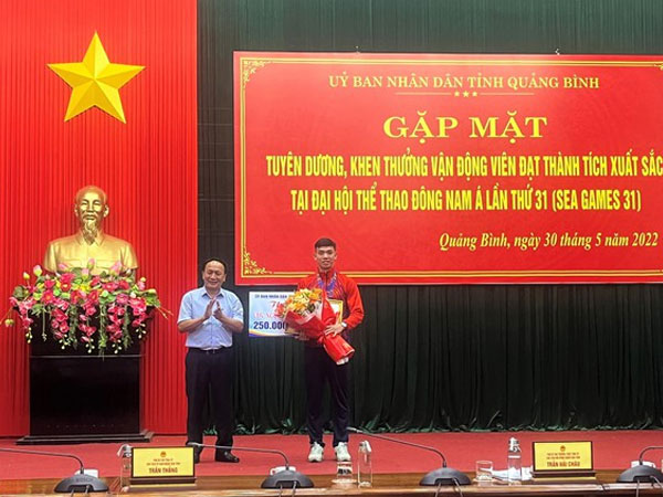 'Kình ngư' Nguyễn Huy Hoàng được thưởng lớn ở quê nhà Quảng Bình