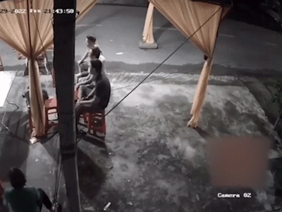 Ôtô lao vào đám tang ven đường, nhiều người bị thương