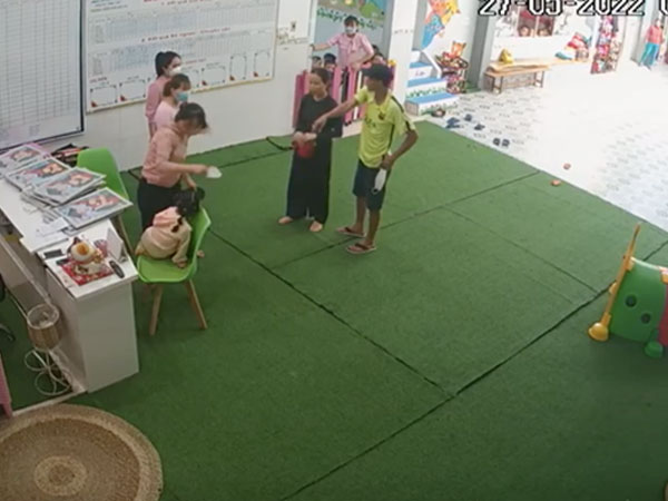 Bị 'tố' đánh học sinh, nhà trường đưa ra clip 'tố' phụ huynh hành hung giáo viên