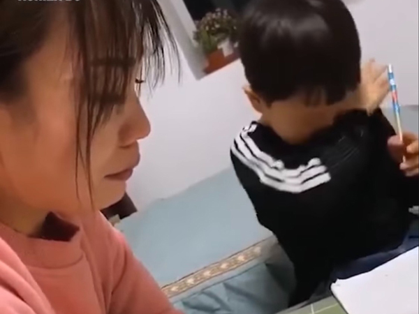 Văn miêu tả chị gái 'nhà người ta' của cậu bé tiểu học khiến dân mạng không nói nên lời