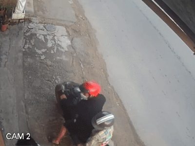 Clip nữ sinh lớp 9 bị giật điện thoại khi đứng trước nhà… soi gương