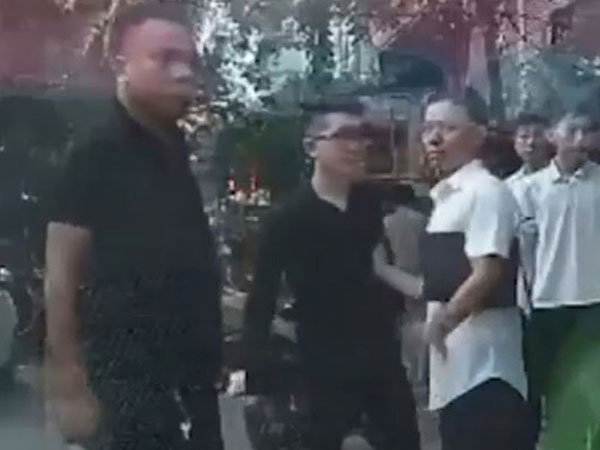 Công an truy tìm 2 gã đàn ông hành hung nữ tài xế sau va chạm giao thông trên phố Hà Nội