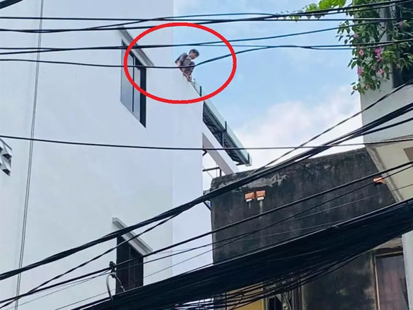 Nghẹt thở giải cứu thanh niên ngáo đá trên nóc nhà 4 tầng ở TP.HCM