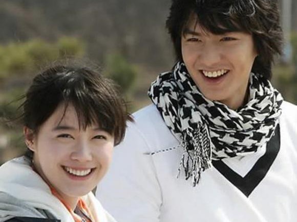 Bằng chứng rõ mồn một cho thấy 'chàng Xoăn' Lee Min Ho hẹn hò 'nàng Cỏ' Goo Hye Sun