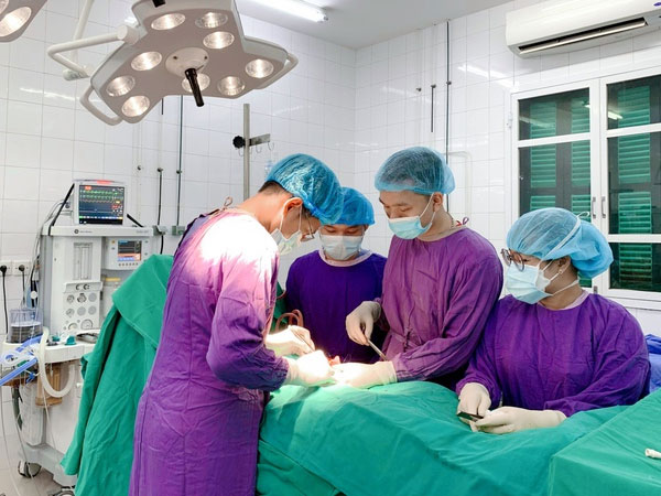 Nam thanh niên bị đối phương đá vào vùng kín khi chơi bóng đá dẫn tới vỡ tinh hoàn