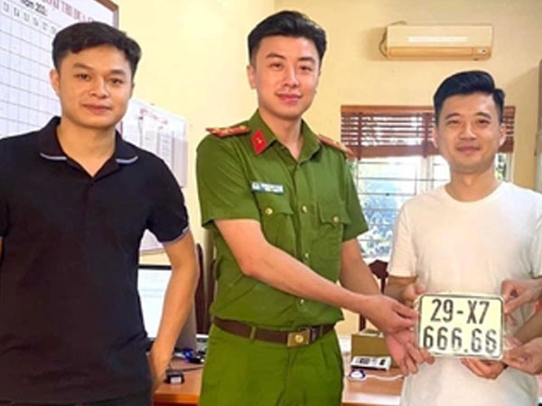 Bấm trúng biển ngũ quý 6 khi đăng ký xe ở công an xã