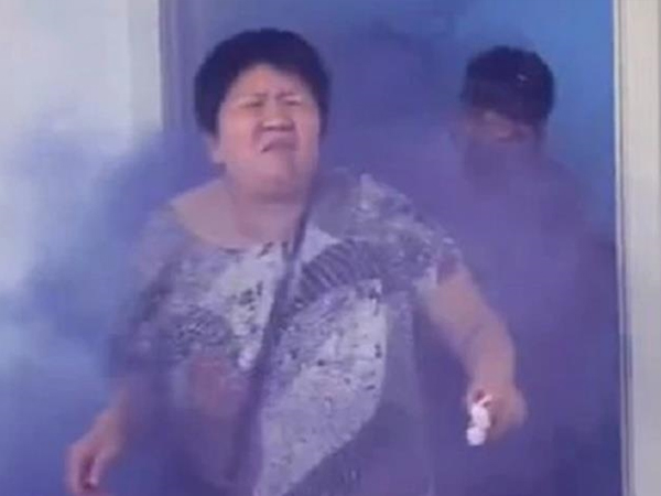 Video: Nhà gái tán loạn sau khi phù rể ném bom khói vào phòng cô dâu vì bị làm khó