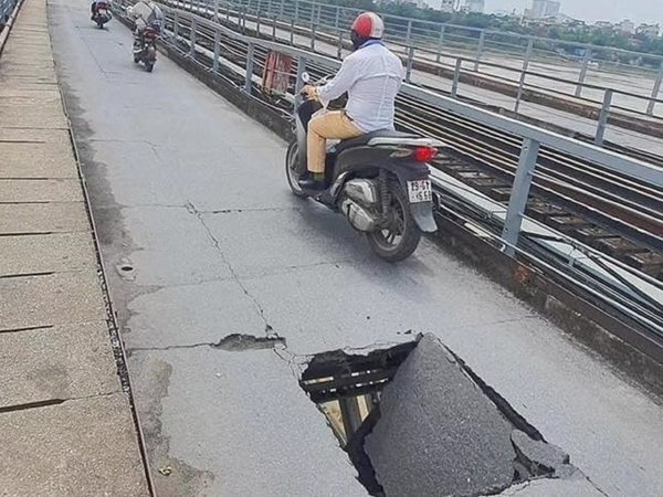 Cục trưởng Đường sắt: Dân dừng xe chụp ảnh gây áp lực cho kết cấu mặt cầu Long Biên