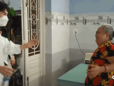 Bí mật từ Hàn Quốc trở về Việt Nam thăm ngoại, 2 chàng trai trẻ khiến dân mạng vỡ òa vì quá đỗi xúc động
