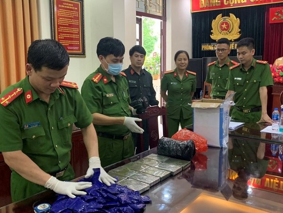 Phá đường dây ma túy 'khủng', thu 1 khẩu súng và 2,8 tỉ đồng tiền mặt