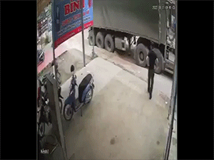 Video: Đứng bên đường, người đàn ông suýt bị xe tải chở cát sỏi chôn sống