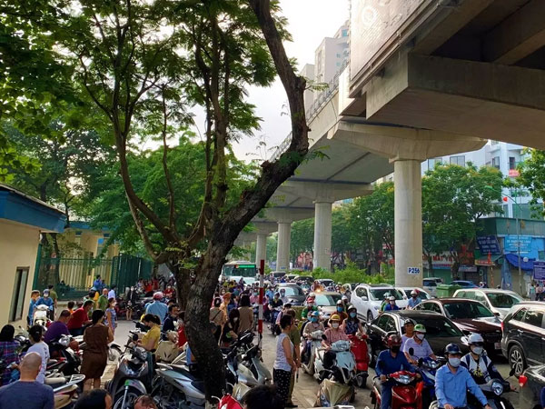 Hơn 5.400 thí sinh thi vào lớp 10, cổng trường chuyên tắc nghẽn