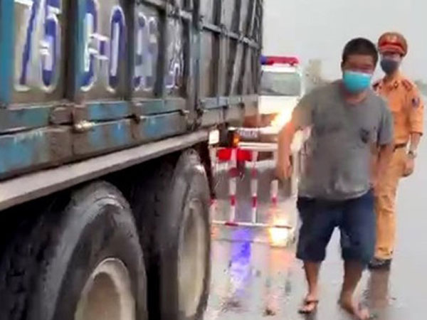 Vụ tài xế vi phạm tố CSGT Quảng Trị đánh: Tước bằng lái, phạt 47,5 triệu đồng
