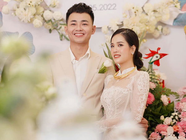 Vợ chồng Anh Tú - Huyền My 'chiến tranh', cùng đăng ảnh thuở bé của nhau: Ai 'ngố' hơn ai?