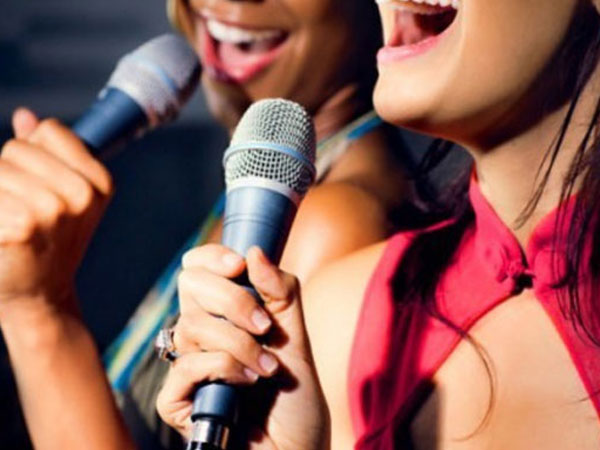 Người phụ nữ vỡ mạch máu não khi cố hát karaoke