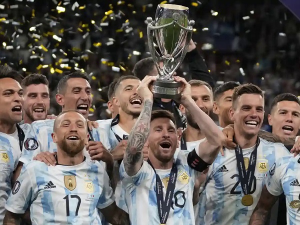 Messi giành danh hiệu thứ 40 trong sự nghiệp, vẫn xếp sau người đặc biệt này
