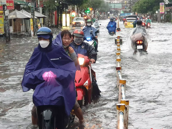 Sấm sét ầm trời, TP.HCM mưa xối xả rồi ngập khắp ngả