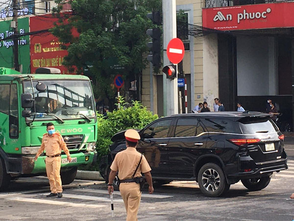 Fortuner bất ngờ lao sang làn ngược chiều tông trực diện vào xe rác đang dừng chờ đèn đỏ, giao thông ùn tắc kéo dài