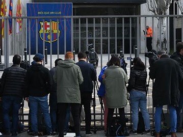 Barcelona yêu cầu các cầu thủ giảm 50% lương