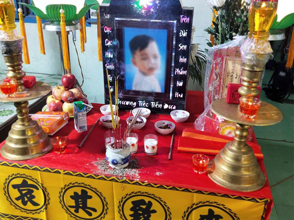 Vụ bé trai 18 tháng tuổi tử vong nghi bị bạo hành: Nghẹn ngào lời kể người cha