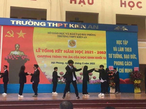 Học sinh Hải Phòng gây sốt CĐM với siêu phẩm 'Chỉ riêng mình ta' trong lễ tổng kết năm học