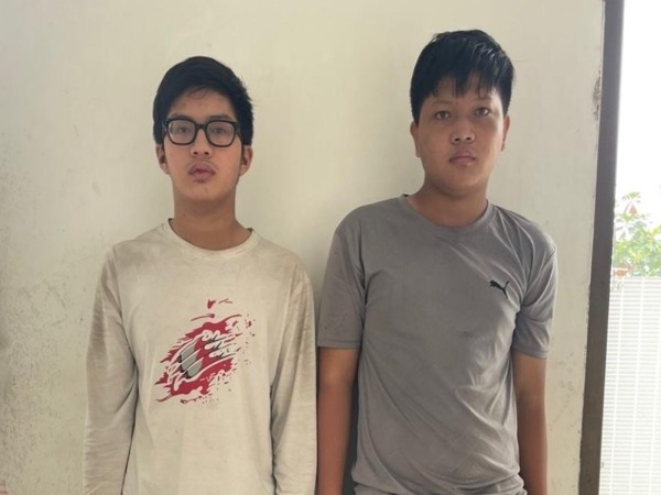 Hai thiếu niên giả danh Công an, còng tay người dân rồi cướp tài sản