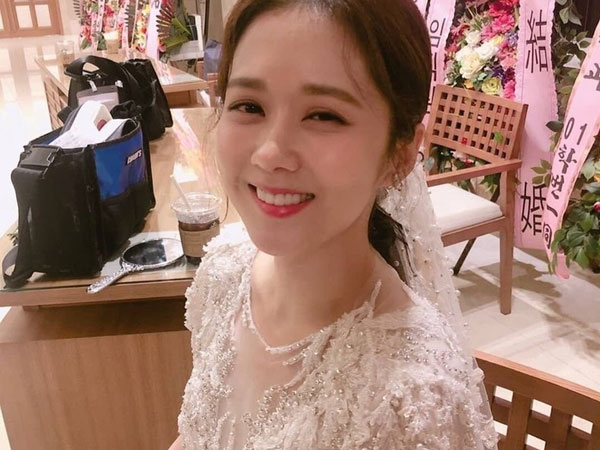 Jang Nara sắp kết hôn với bạn trai ở tuổi 41: 'Tôi xiêu lòng vì nụ cười ngọt ngào của anh ấy'