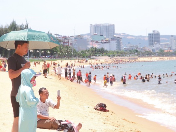 Bãi biển đông nghịt người xuống tắm ‘xả xui’ giữa trưa Tết Đoan Ngọ