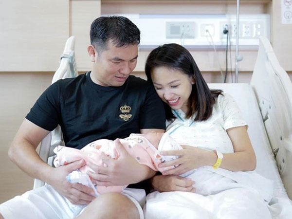 Vân Hugo xúc động khi đọc lời nhắn của con trai gửi cho em gái mới chào đời